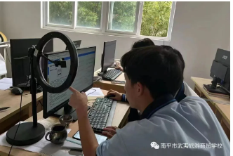��ƽ�������������Q(m��o)�W(xu��)У����̄�(w��)���I(y��)��B