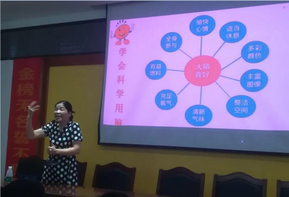 ���½̎��M(j��n)�ތW(xu��)Ժί�����������҈F(tu��n)��W�R��У�ͽ�