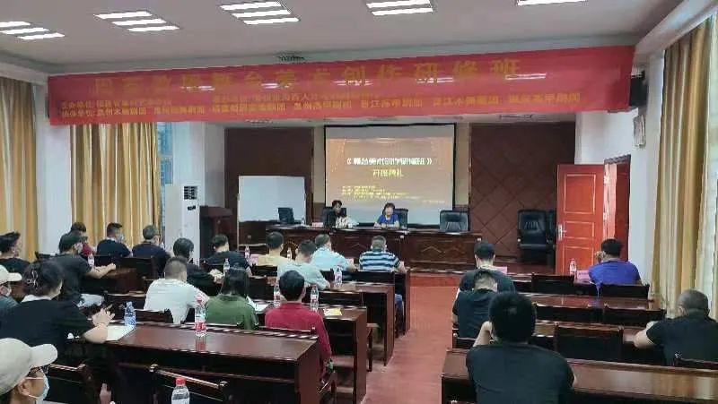 國(guó)家話劇院一級(jí)舞美設(shè)計(jì)周英教授到<a href=http://www.tzshuifang.com/school-380/ target=_blank class=infotextkey>泉州藝術(shù)學(xué)校</a>開(kāi)展專題講座