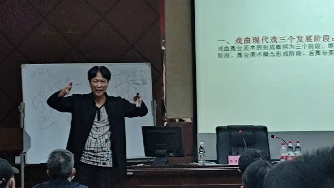 國(guó)家話劇院一級(jí)舞美設(shè)計(jì)周英教授到<a href=http://www.tzshuifang.com/school-380/ target=_blank class=infotextkey>泉州藝術(shù)學(xué)校</a>開(kāi)展專題講座