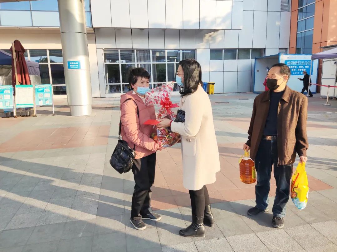 <a href=http://www.tzshuifang.com/school-396/ target=_blank class=infotextkey>Ȫ�������W(xu��)У</a>�I(l��ng)��(d��o)�ڴ���(ji��)ǰϦ����ο��(w��n)�Ͻ̎�