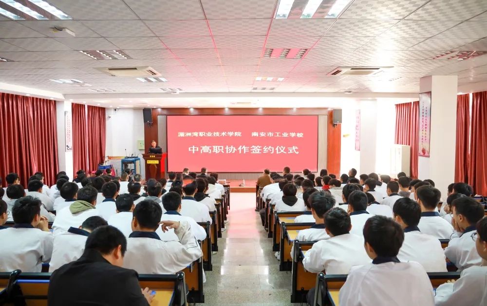 <a href=http://www.tzshuifang.com/school-417/ target=_blank class=infotextkey>�ϰ��й��I(y��)�W(xu��)У</a>�e�С�УУ�����k�W(xu��)�����s�xʽ