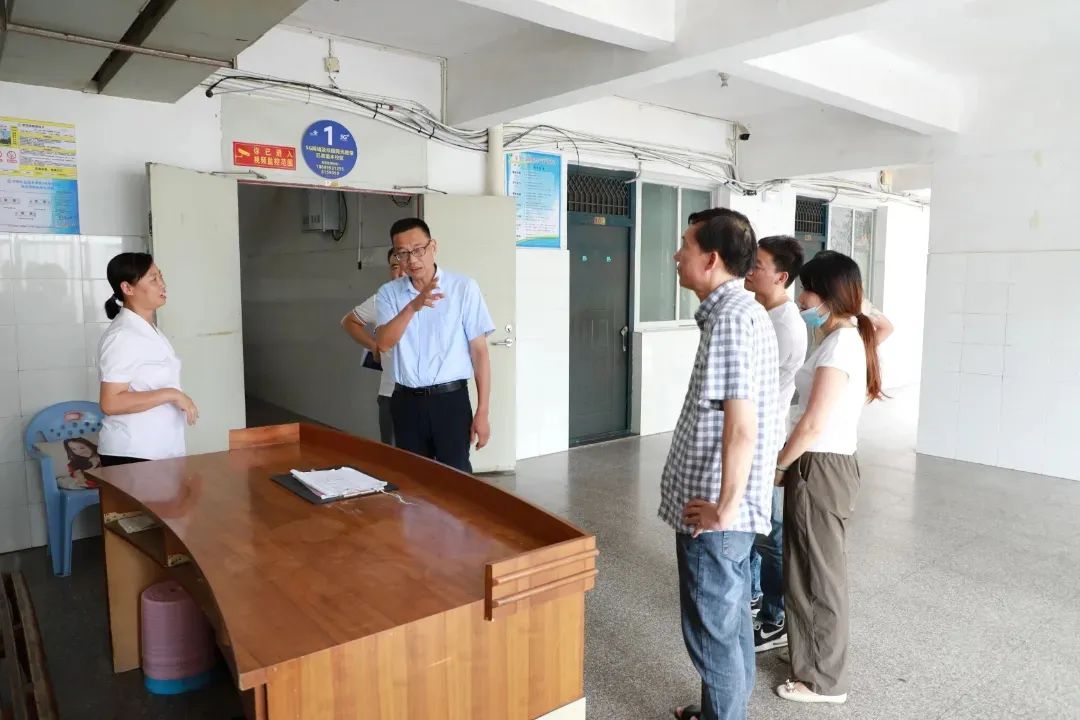 �����н�ͨ���g(sh��)�W(xu��)У�����ΰ�ȫ����حУ�hί��ӛ�ֺ��Ǝ���_չ���ǰУ�@��ȫ��헙z��