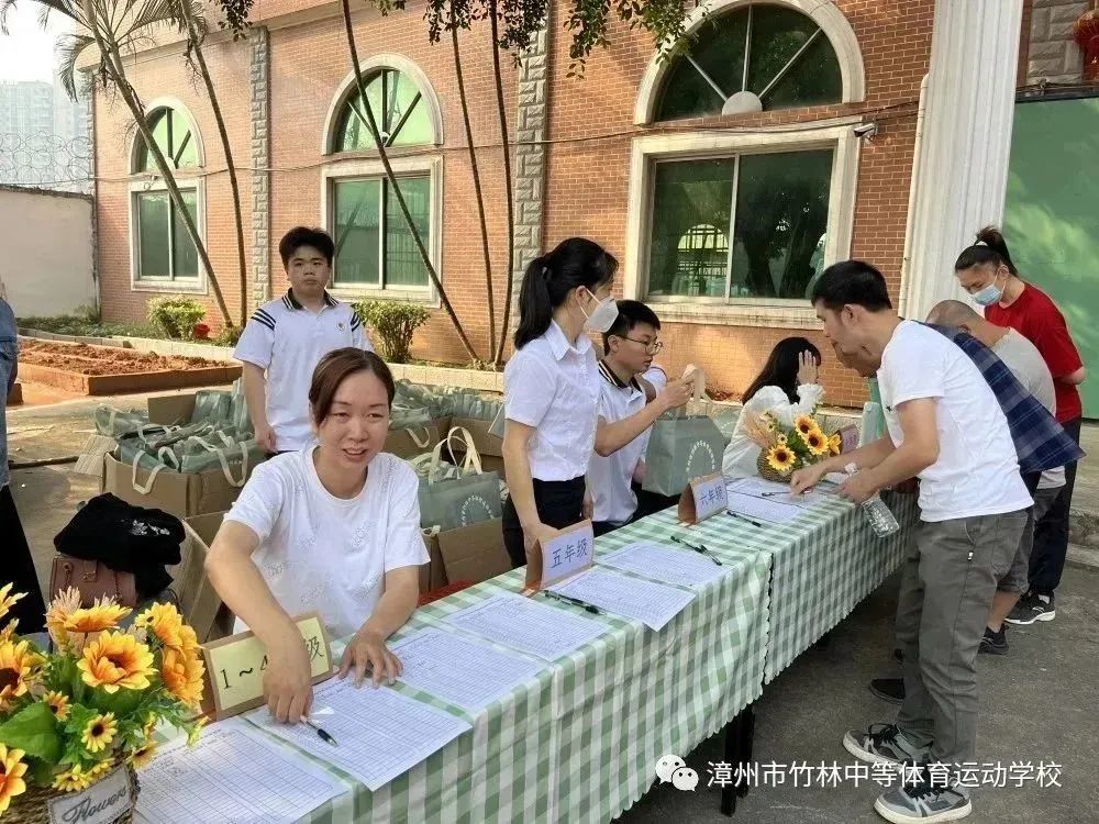 �����е��w���\(y��n)��(d��ng)�W(xu��)У����У�y�ֹ��M(j��n)���R�Ĺ���Ӣ��----��У�e�k2023��cף����һ����(gu��)�H�ڄ�(d��ng)��(ji��)��ˇ�R���߼��L(zh��ng)��(hu��)