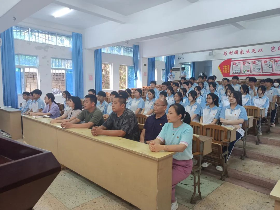 �����I(y��)���g(sh��)�W(xu��)У:��������н����չ�F(xi��n)�ഺ�L(f��ng)�ɡ�������У�F(tu��n)ί�_չ���}�F(tu��n)�ջ��(d��ng)