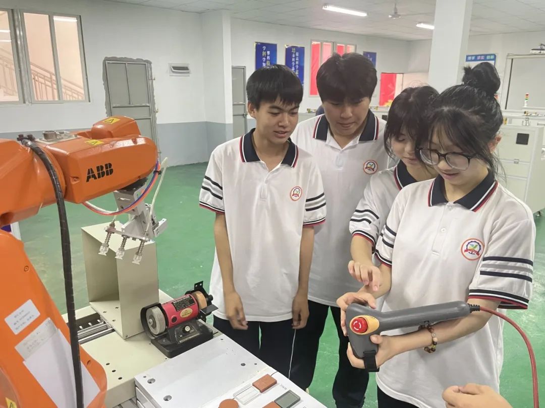 �����н�ͨ�I(y��)���g(sh��)�W(xu��)У��ϲ��(b��o)����У�W(xu��)������2023�������С���(li��n)�W(w��ng)+�� ��W(xu��)����(chu��ng)��(chu��ng)�I(y��)��ِ�s�@�~��(ji��ng)��