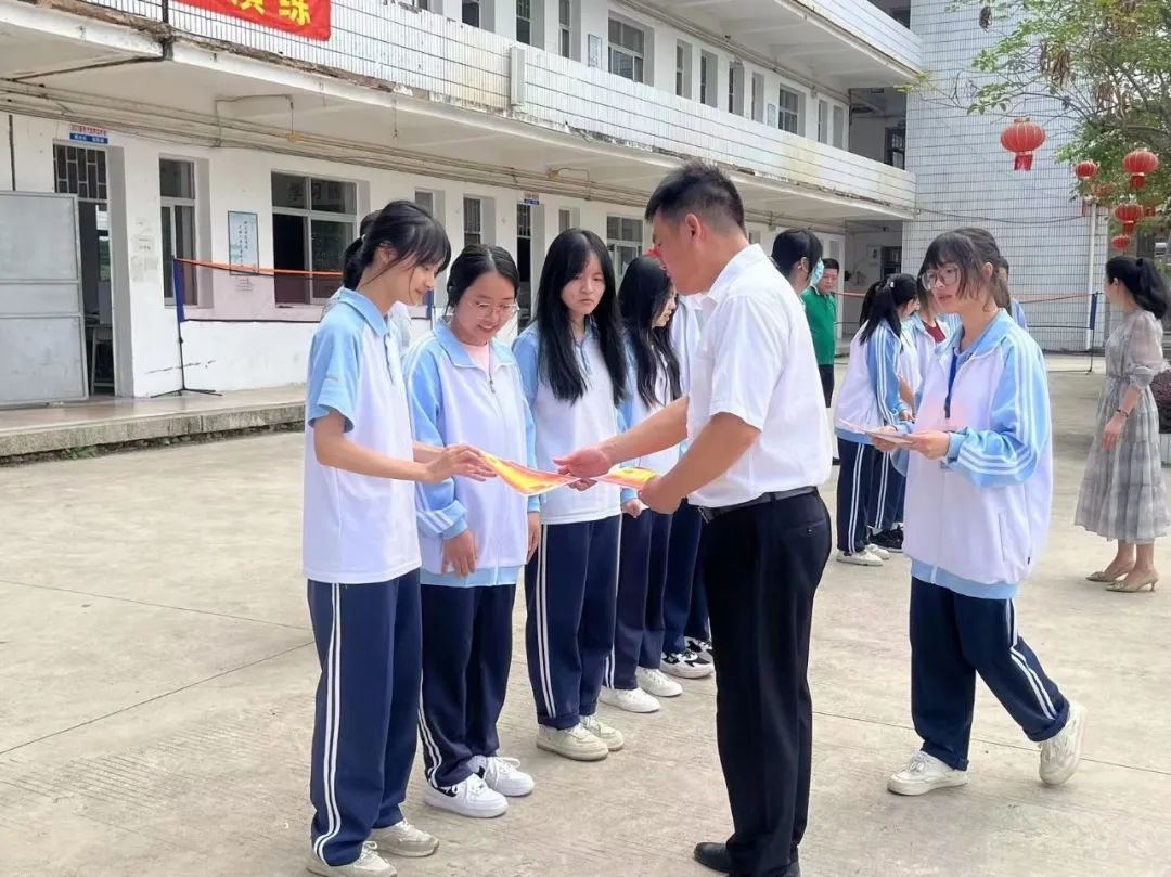 �����I(y��)���g(sh��)�WУ�������r�������䡱�������̡�������У�e�е�������A��(j��ng)���b�x���h�֕�����ِ