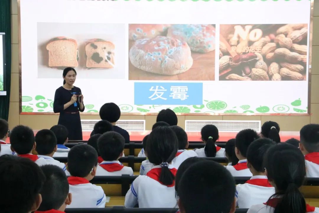 �����I(y��)���g(sh��)�W(xu��)У�����۞�ͯ����ʳ��ͬ�У�ʳ��������ͬ��(chu��ng)��������������У��ʳ���n�á����M(j��n)�����������^(q��)ʯ�a����С�W(xu��)