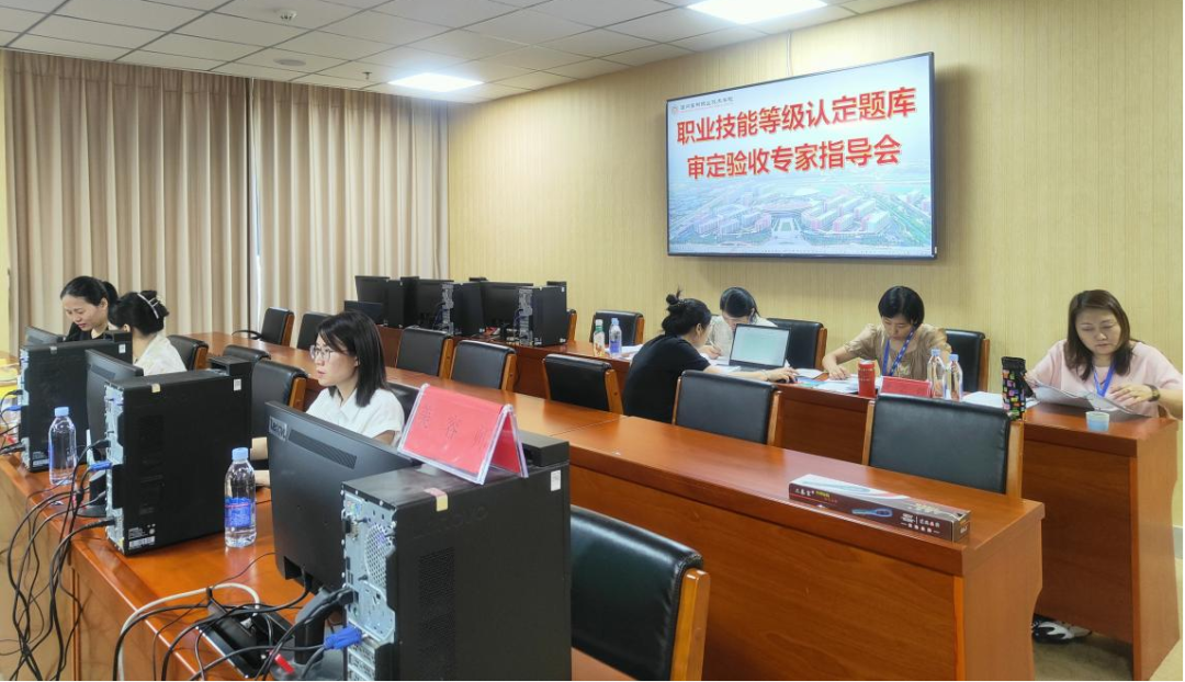 漳州高新職業(yè)技術(shù)學(xué)校:漳州高新職業(yè)技術(shù)學(xué)校獲批開展職業(yè)技能等級(jí)認(rèn)定資格并于近日開展4個(gè)工種題庫審定驗(yàn)收工作