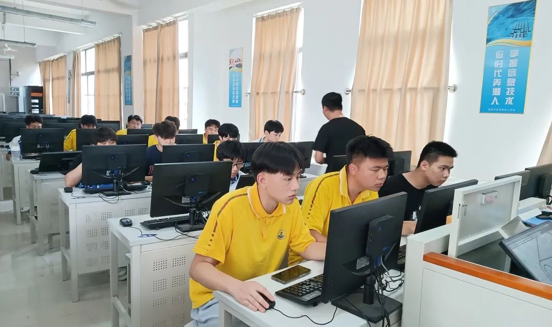 �����A�ĸ߼�(j��)�������W(xu��)У����׌���������|��Ϣ�ƌW(xu��)ϵ�c���̼��g(sh��)ϵ�������M�����ʲ�ͣ��