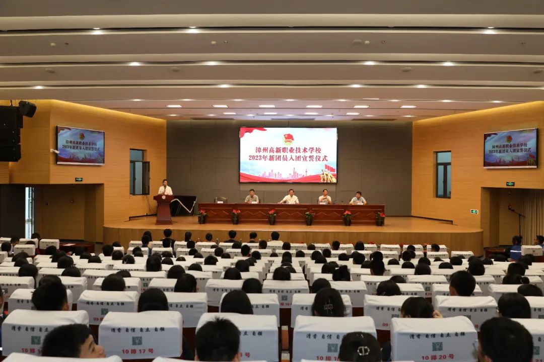 ���ݸ����I(y��)���g(sh��)�W(xu��)У����s��F(tu��n)�� �ഺ����(d��ng)�r(sh��)�������ݸ����I(y��)���g(sh��)�W(xu��)У2023��F(tu��n)У�Y(ji��)�I(y��)ʽ���F(tu��n)�T��F(tu��n)���ăxʽ