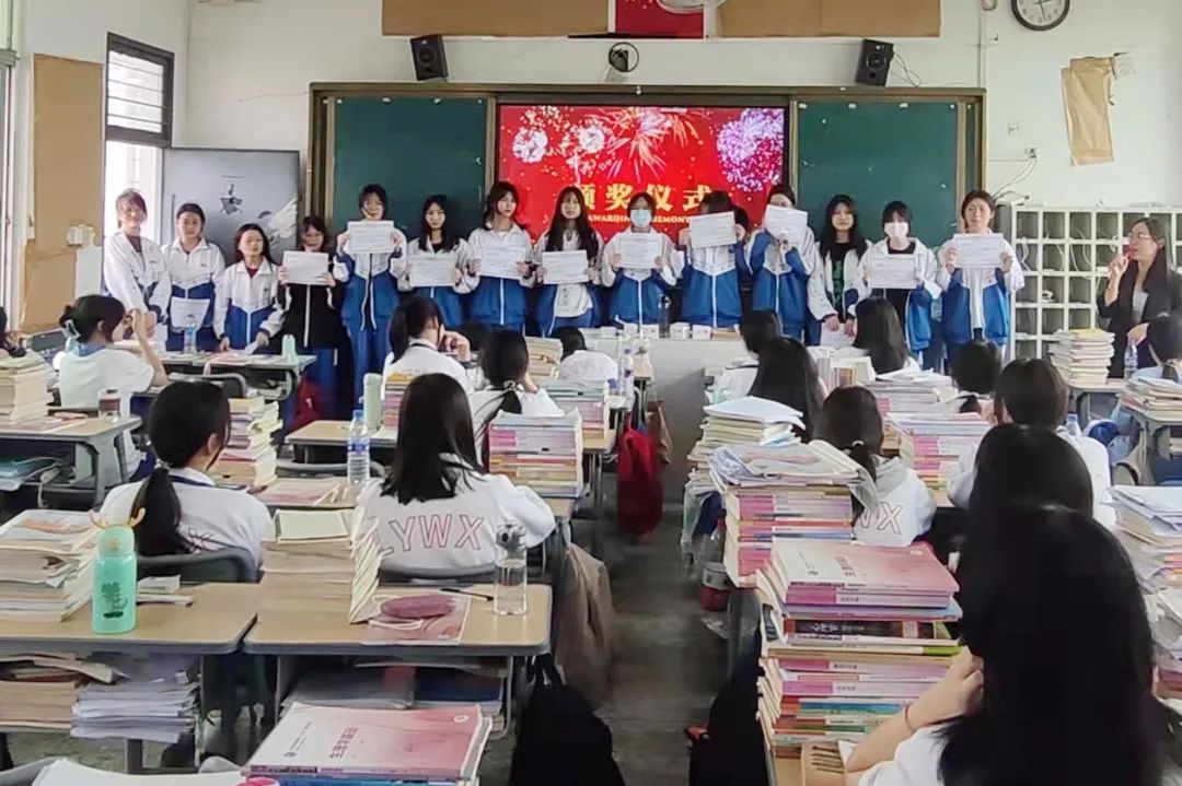 ���r�l(w��i)���W(xu��)У���̵���|���ǼΣ��펽��·�ˣ����˾`���A
