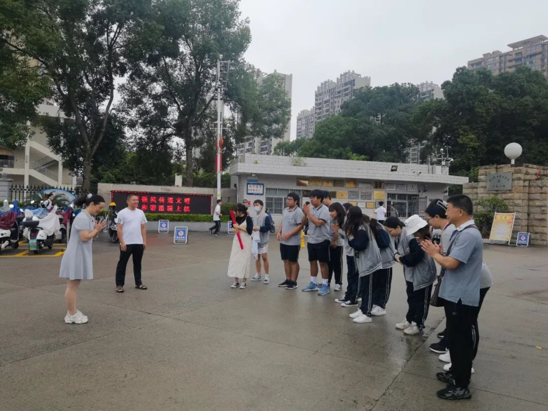 �Ϻ��I(y��)�Ќ��W(xu��)У������(w��)��һ��һ·�� ���������z���˲�
