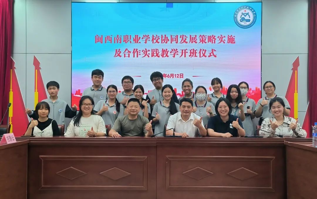 �Ϻ��I(y��)�Ќ��W(xu��)У������(w��)��һ��һ·�� ���������z���˲�