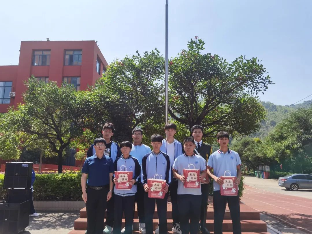 ���r�������I(y��)���g(sh��)�W(xu��)У��׷���㡱�옷��չ�����L(f��ng)�ɡ�������W(xu��)У������F(tu��n)�����ِ�@���W(xu��)��