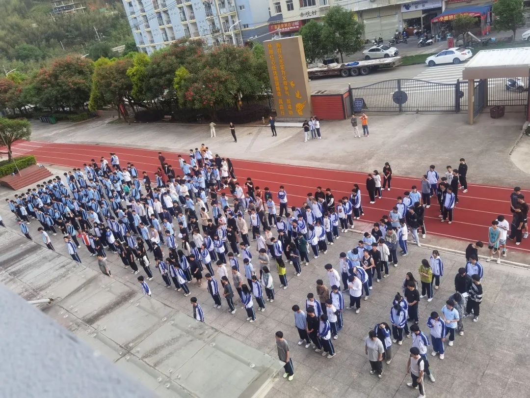 ���r�������I(y��)���g(sh��)�W(xu��)У���R�𲻻ţ���ȫ���ġ������r����W(xu��)У�_չ����(y��ng)����ɢ�ݾ����