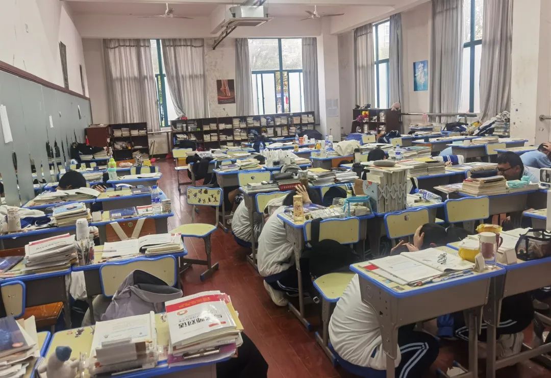 ���r�������I(y��)���g(sh��)�W(xu��)У���R�𲻻�����ȫ���ġ������r����W(xu��)У�_չ����(y��ng)����ɢ�ݾ����
