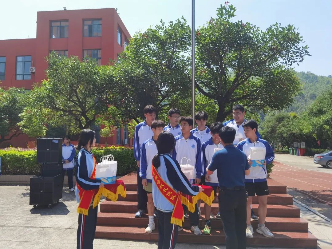 ���r�������I(y��)���g(sh��)�W(xu��)У��׷���㡱�옷��չ�����L(f��ng)�ɡ�������W(xu��)У������F(tu��n)�����ِ�@���W(xu��)��