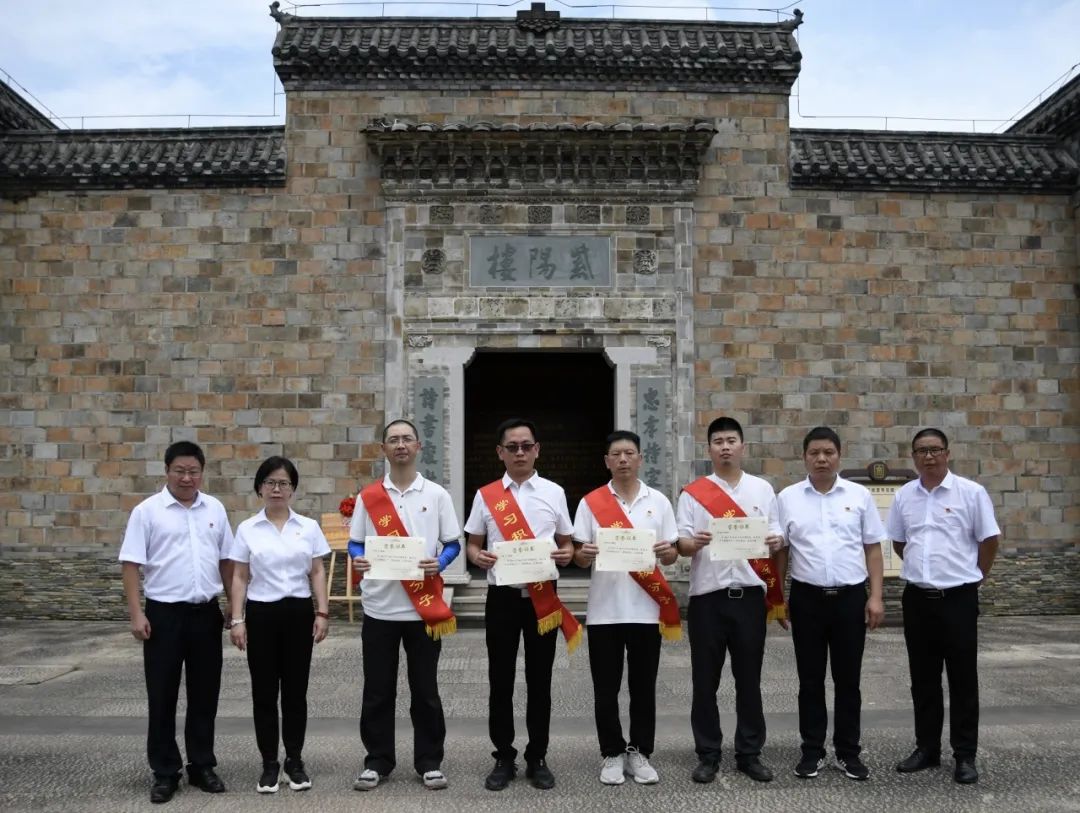 ��ƽ�I(y��)�Ќ��W(xu��)У���W(xu��)��(x��)��ʮ�����h(yu��n)���h�����^�M(j��n)������ ������У�h��֧������ɽ�tɫ�fַ�_չ����һ�����}�h�ջ��(d��ng)