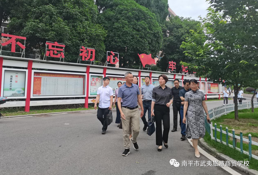 ��ƽ�������������Q(m��o)�W(xu��)У����ƽ�н�����һ��������У��(sh��)�ؽ����{(di��o)�������Ļ��M(j��n)У�@������������������