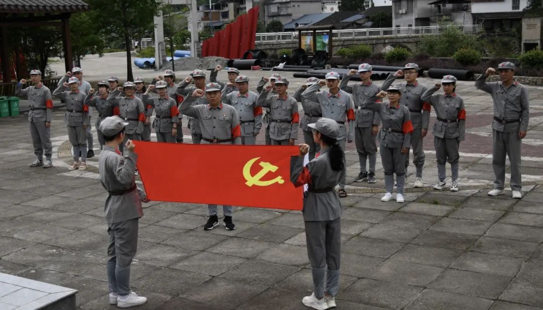 ��ƽ�I(y��)�Ќ��W(xu��)У���W(xu��)��(x��)��ʮ�����h(yu��n)���h�����^�M(j��n)������ ������У�h��֧������ɽ�tɫ�fַ�_չ����һ�����}�h�ջ��(d��ng)