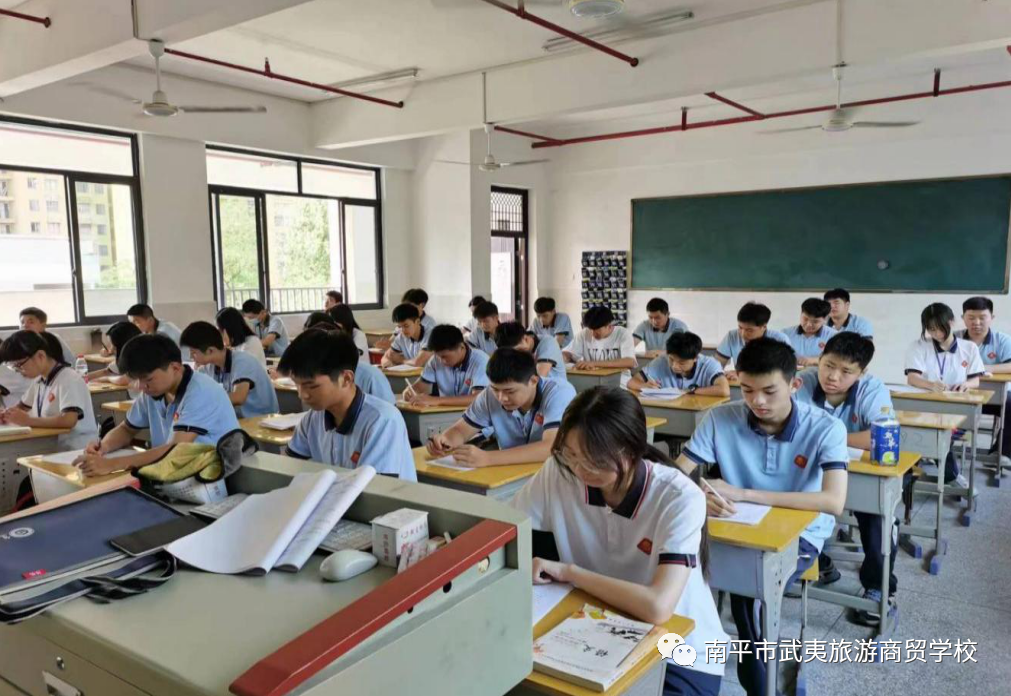 ��ƽ�������������Q(m��o)�W(xu��)У����(zh��ng)��(y��u) ��(zh��ng)�� ��(zh��ng)Ч | ��ƽ�������������Q(m��o)�W(xu��)У�_(k��i)չȫ���(gu��)�Ұ�ȫ�ս�������ϵ�л��(d��ng)
