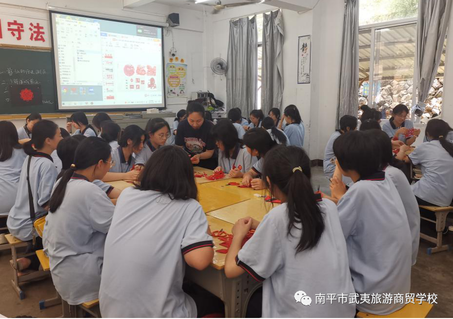 ��ƽ�������������Q(m��o)�W(xu��)У���۽��n�� ��(chu��ng)� ���(y��u)����ӛ2022-2023�W(xu��)��ڶ��W(xu��)��У��(n��i)���_�n�������(d��ng)