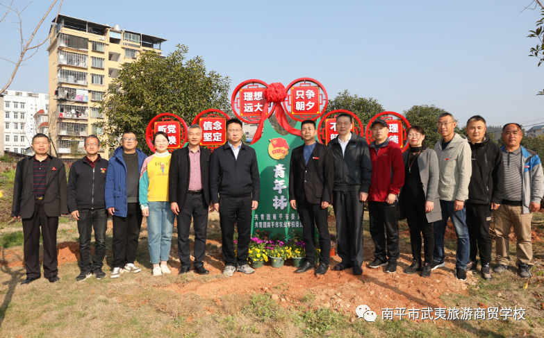 ��ƽ�������������Q(m��o)�W(xu��)У�������o(h��)��ɽ�Gˮ ������ƽ���L(f��ng)�������� ��У�e�O�_չֲ�九(ji��)���}���(d��ng)