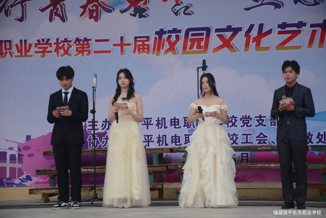 ��ƽ�C(j��)��I(y��)�W(xu��)У���`���ഺ���� ��־�P(y��ng)���h(yu��n)����������ƽ�C(j��)��I(y��)�W(xu��)У�ڶ�ʮ��У�@�Ļ�ˇ�g(sh��)��(ji��)