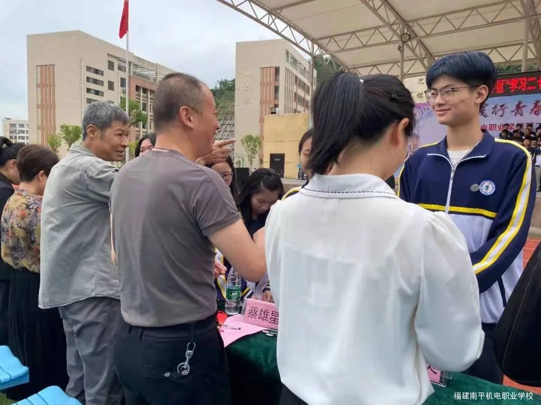 ��ƽ�C(j��)��I(y��)�W(xu��)У�����`���ഺ���� ��־�P(y��ng)���h(yu��n)���� |��ƽ�C(j��)��I(y��)�W(xu��)У2020��(j��)�W(xu��)��ʮ�˚q���˶Y�xʽ