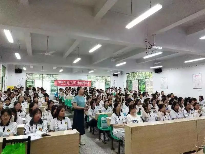 �����I(y��)�Ќ��W(xu��)У����������� ꖹ���L(zh��ng)�����ս������M(j��n)�����I(y��)�Ќ��W(xu��)У