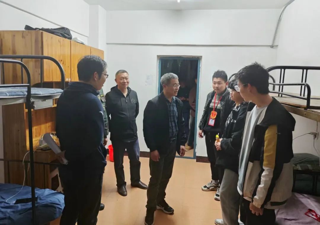 ��ƽ���}���߼������W(xu��)У����ϵ�W(xu��)�����P(gu��n)�т�������У�I(l��ng)��(d��o)�����ῴ���W(xu��)��