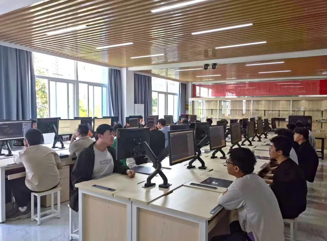 ��ƽ���}���߼������W(xu��)У����У�Cе�㲿���y�L�cCAD�ɈD�ǻی�Ӗ(x��n)��Ͷ��ʹ��