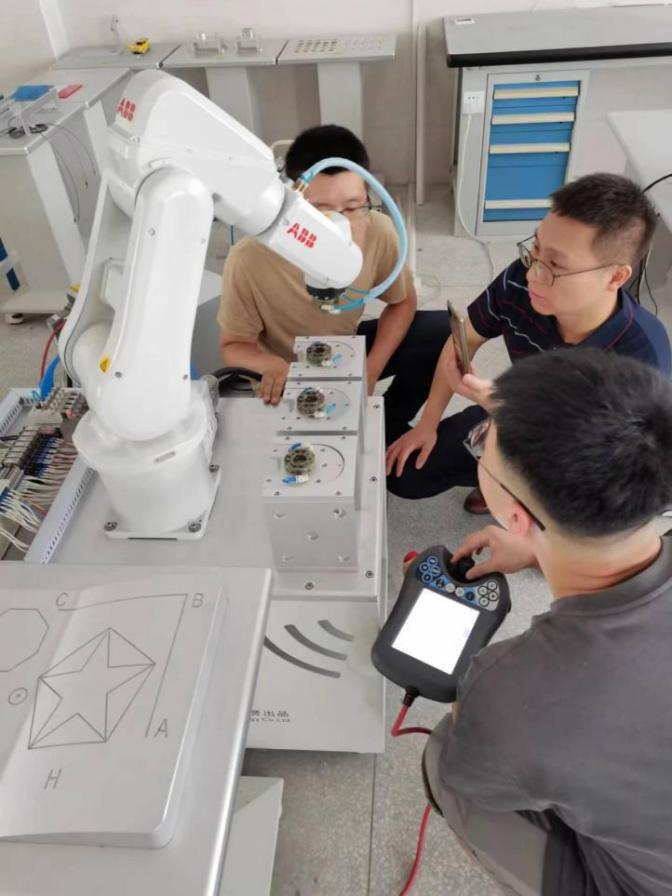 ��ƽ���}���߼������W(xu��)У����ϵĸ����н������