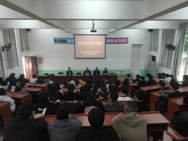 ��ƽ���}���߼������W(xu��)У����У�e�С����L(f��ng)�Єӡ�У�@������Ƹ��