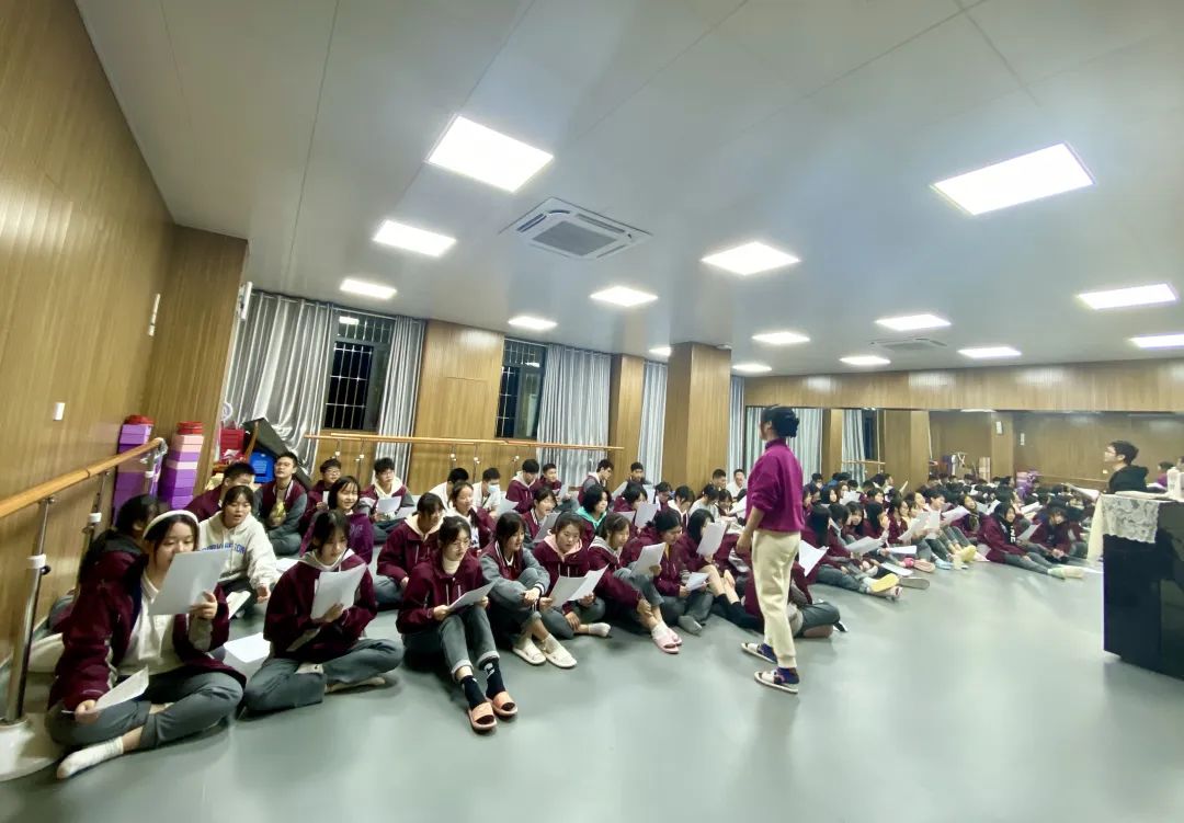 ����ꖹ���H�W(xu��)У����ϲ��(b��o)���Ĵ��s(li��n)����У���в��٫@�Rβ�^(q��)�������ϳ���ِ�ЌW(xu��)�Mһ�Ȫ�(ji��ng)��