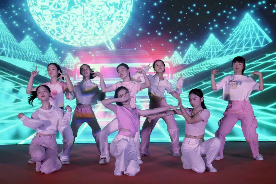 �����p���ЌW(xu��)���ഺ����(m��ng) ��(qi��ng)��(gu��)����ح��У�ɹ��e�k������퍷��A��������p�������}��ˇ�R�ݻ��(d��ng)