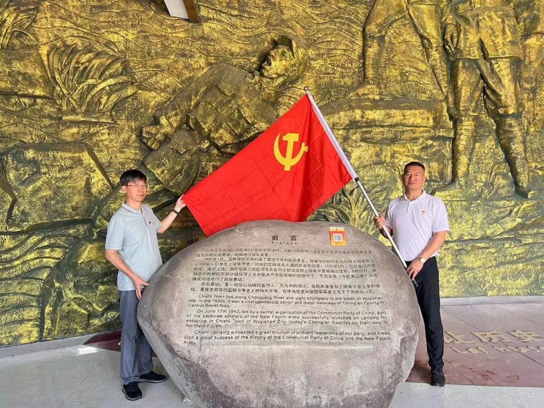 ��ƽ�еڰ��ЌW(xu��)�����мtɫ���� ��P(y��ng)��ʯ������ƽ�еڰ��ЌW(xu��)�h֧������һ���h��ϵ�л��(d��ng)������