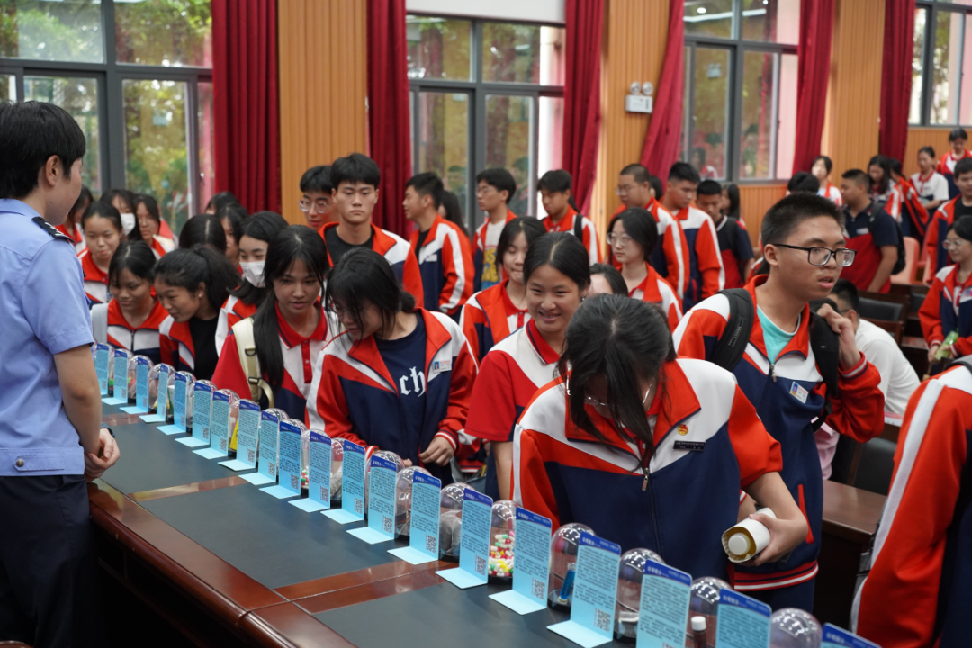 禁毒宣傳進(jìn)校園 護(hù)航青春不“毒”行——<a href=http://www.tzshuifang.com/school-369/ target=_blank class=infotextkey>福建省郵電學(xué)校</a>開展禁毒宣傳專題講座