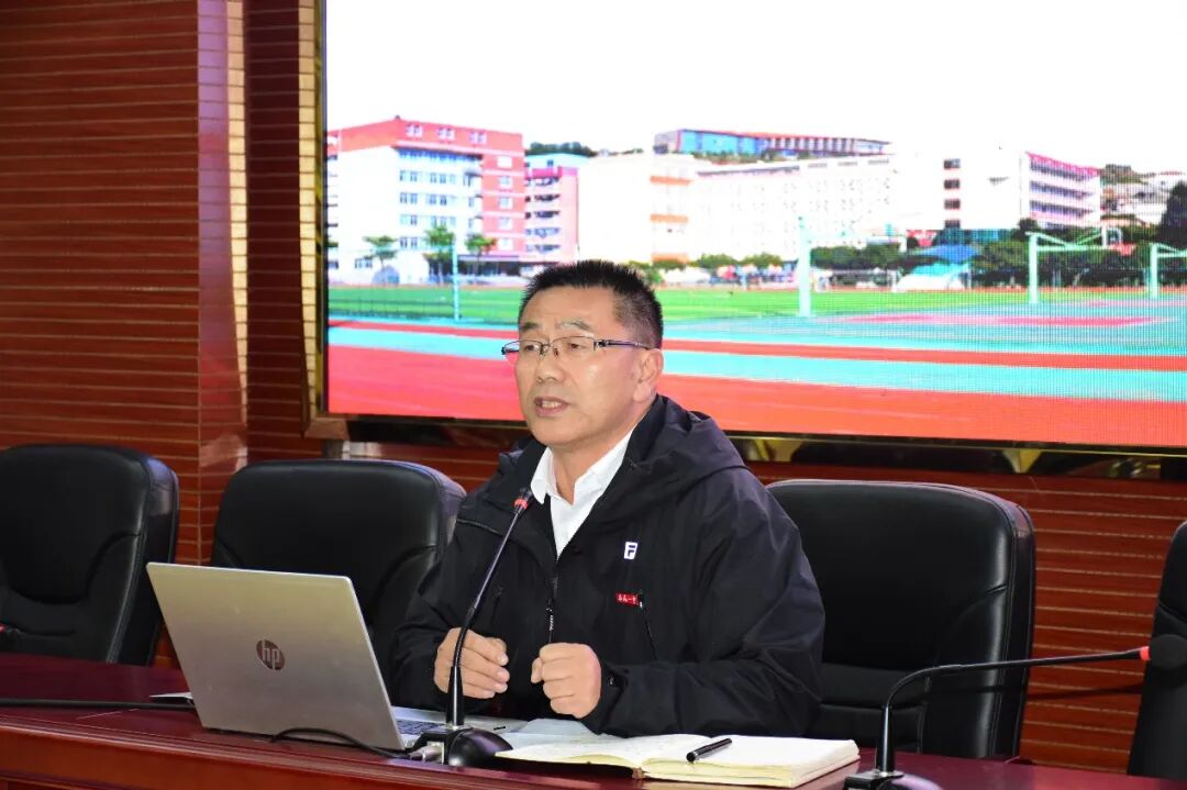 ϲ��|�������Rβ��һ�ЌW(xu��)�˺���У�L������С�W(xu��)��ӛ��У�L����˼���n���̌W(xu��)չʾ��Әs�@���Ȫ�